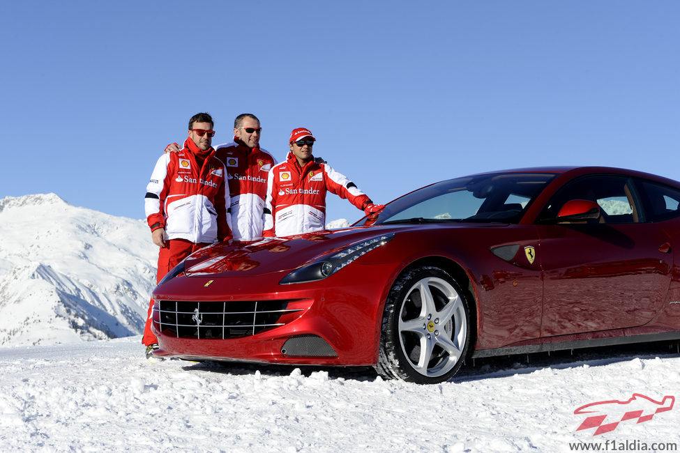 Fernando Alonso, Felipe Massa y Stefano Domenicali junto al coche