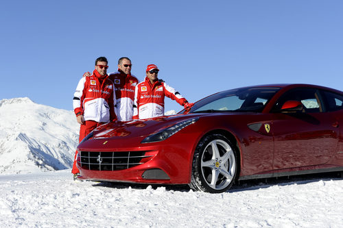 Fernando Alonso, Felipe Massa y Stefano Domenicali junto al coche