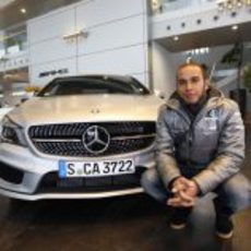 Lewis Hamilton posa en la entrada de su nueva casa