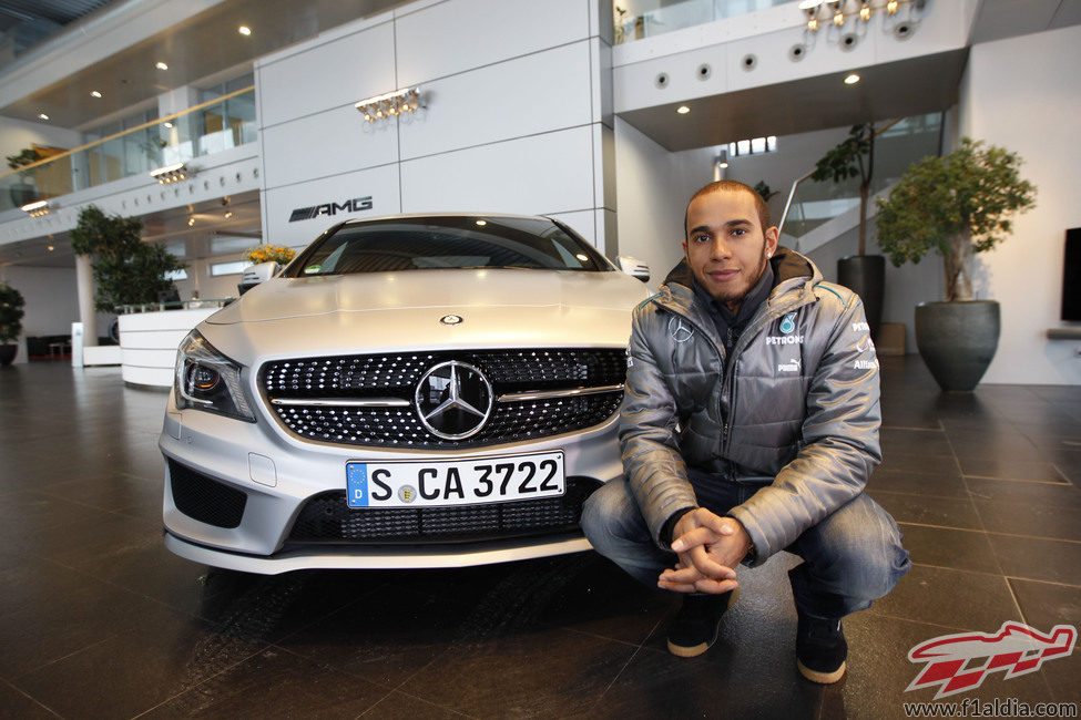 Lewis Hamilton posa en la entrada de su nueva casa