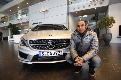 Lewis Hamilton posa en la entrada de su nueva casa