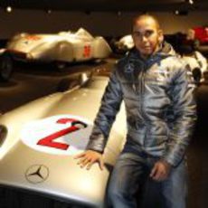 Lewis Hamilton en el museo de Mercedes