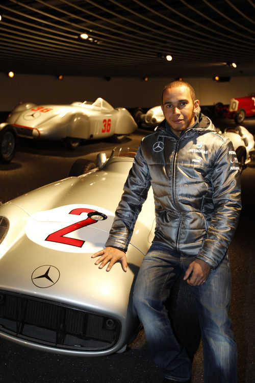 Lewis Hamilton en el museo de Mercedes
