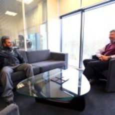 Ross Brawn charla con Lewis Hamilton en Brackley