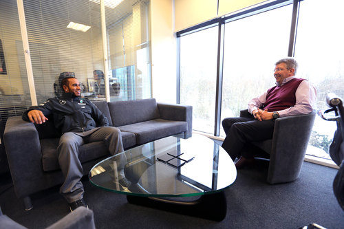 Ross Brawn charla con Lewis Hamilton en Brackley