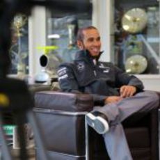 Hamilton atiende a la prensa en la fábrica de Mercedes