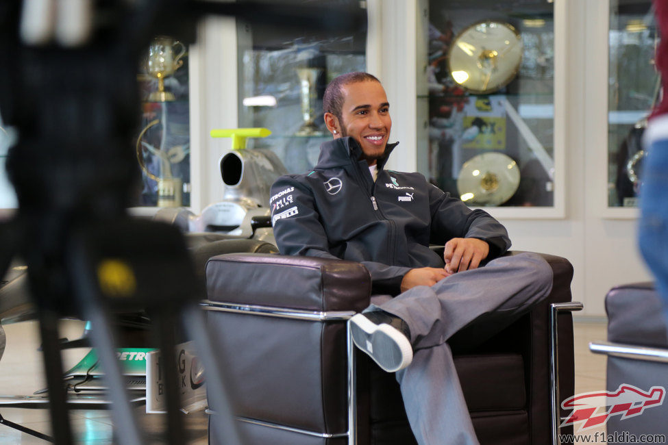 Hamilton atiende a la prensa en la fábrica de Mercedes