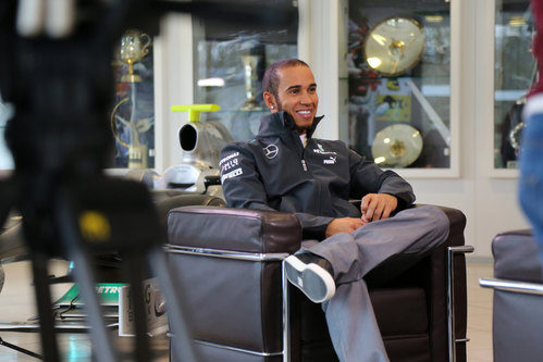 Hamilton atiende a la prensa en la fábrica de Mercedes