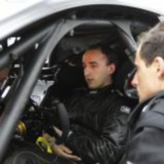 Robert Kubica se sienta por primera vez en el Mercedes C-Coupé