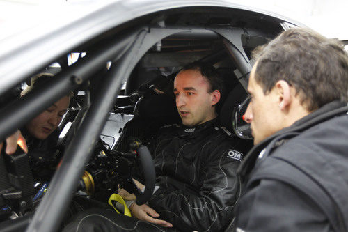 Robert Kubica se sienta por primera vez en el Mercedes C-Coupé