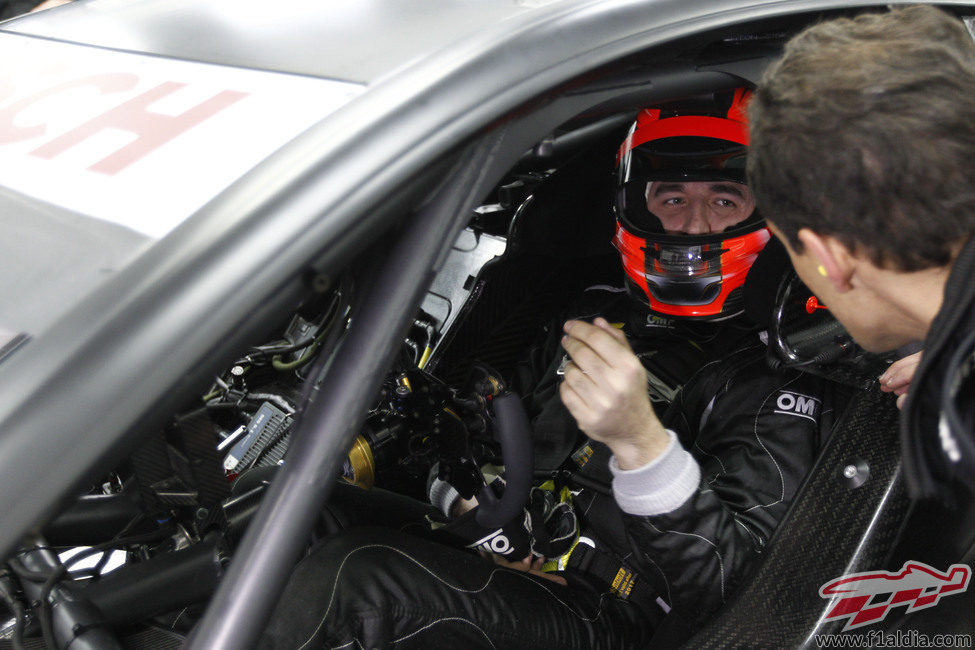 Robert Kubica con su casco dentro del DTM de Mercedes