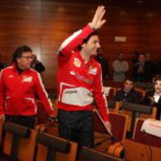 Pedro de la Rosa saluda a su llegada al acto vestido de Ferrari