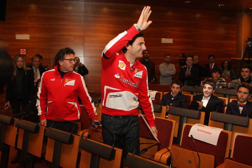 Pedro de la Rosa saluda a su llegada al acto vestido de Ferrari