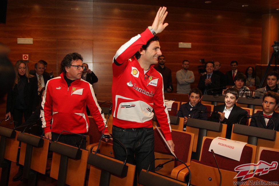 Pedro de la Rosa saluda a su llegada al acto vestido de Ferrari