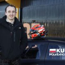 Robert Kubica con su casco y el Mercedes C-Coupé