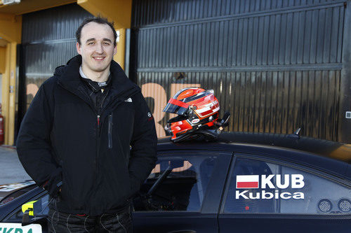 Robert Kubica con su casco y el Mercedes C-Coupé