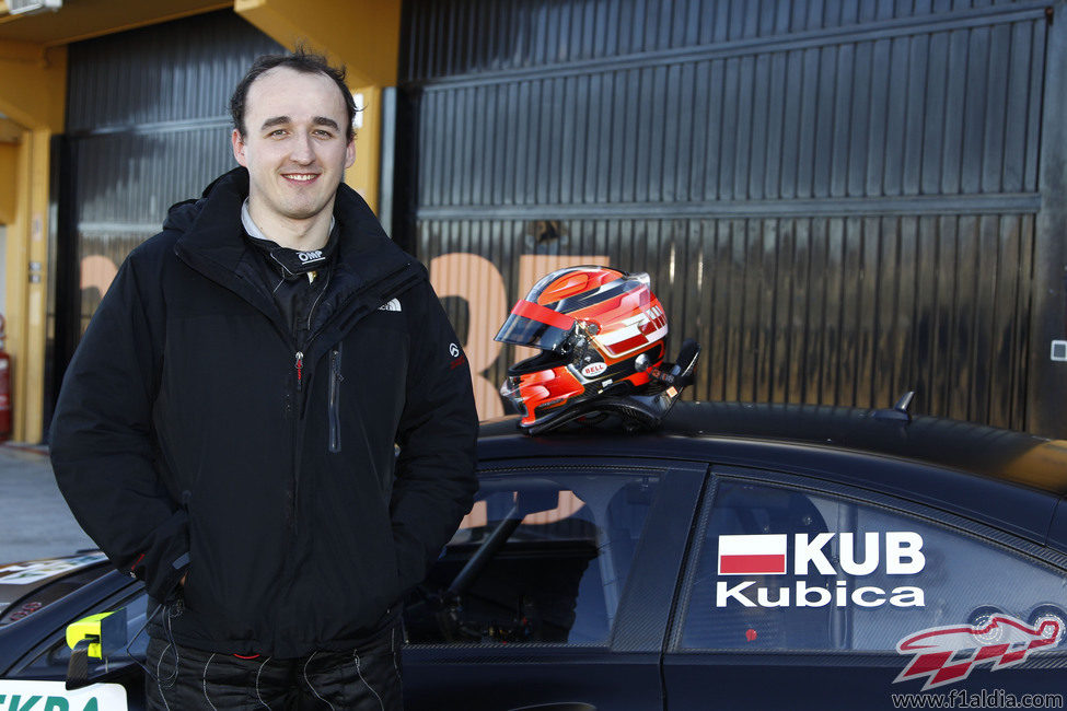 Robert Kubica con su casco y el Mercedes C-Coupé