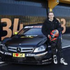 Robert Kubica posa con el Mercedes DTM en Cheste