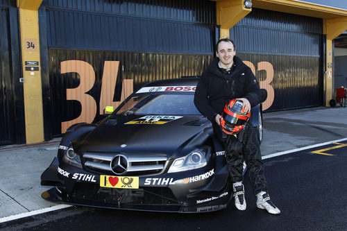 Robert Kubica posa con el Mercedes DTM en Cheste