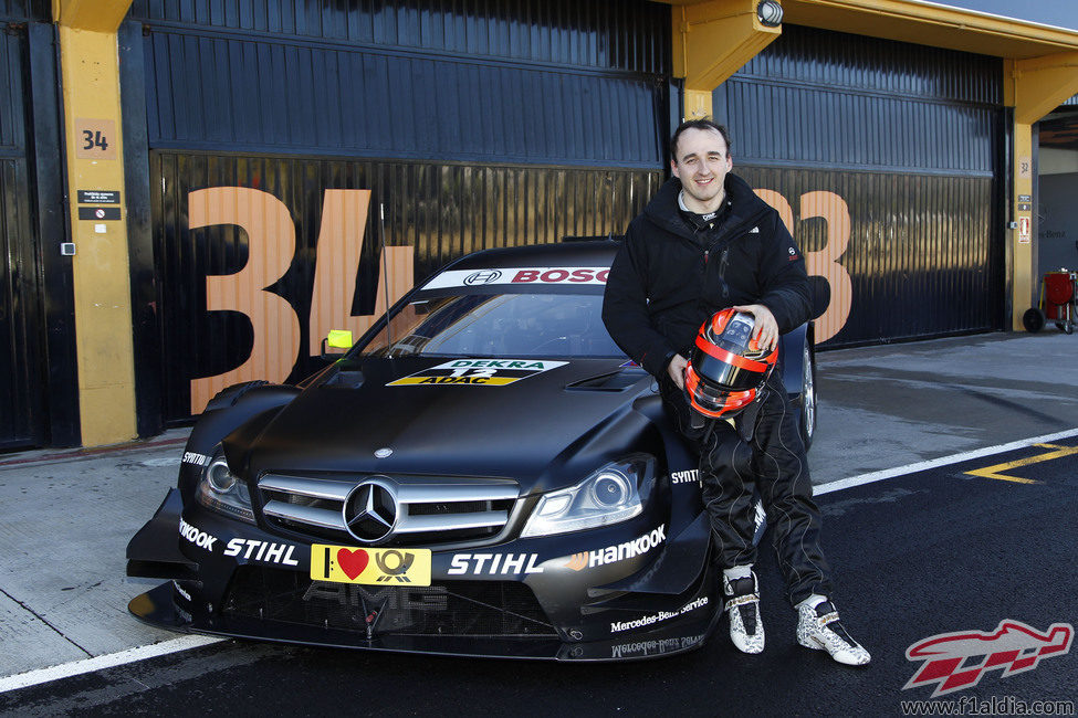 Robert Kubica posa con el Mercedes DTM en Cheste