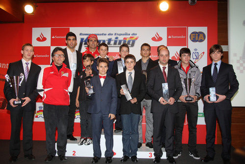 Pedro de la Rosa junto a los ganadores de las diferentes categorías de karting