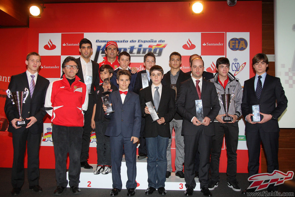 Pedro de la Rosa junto a los ganadores de las diferentes categorías de karting