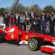 Pedro de la Rosa posa junto a un monoplaza de Ferrari