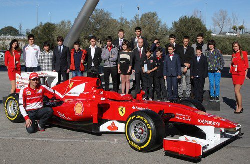 Pedro de la Rosa posa junto a un monoplaza de Ferrari