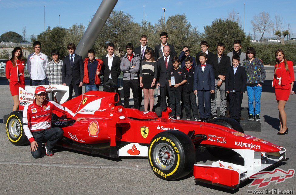 Pedro de la Rosa posa junto a un monoplaza de Ferrari