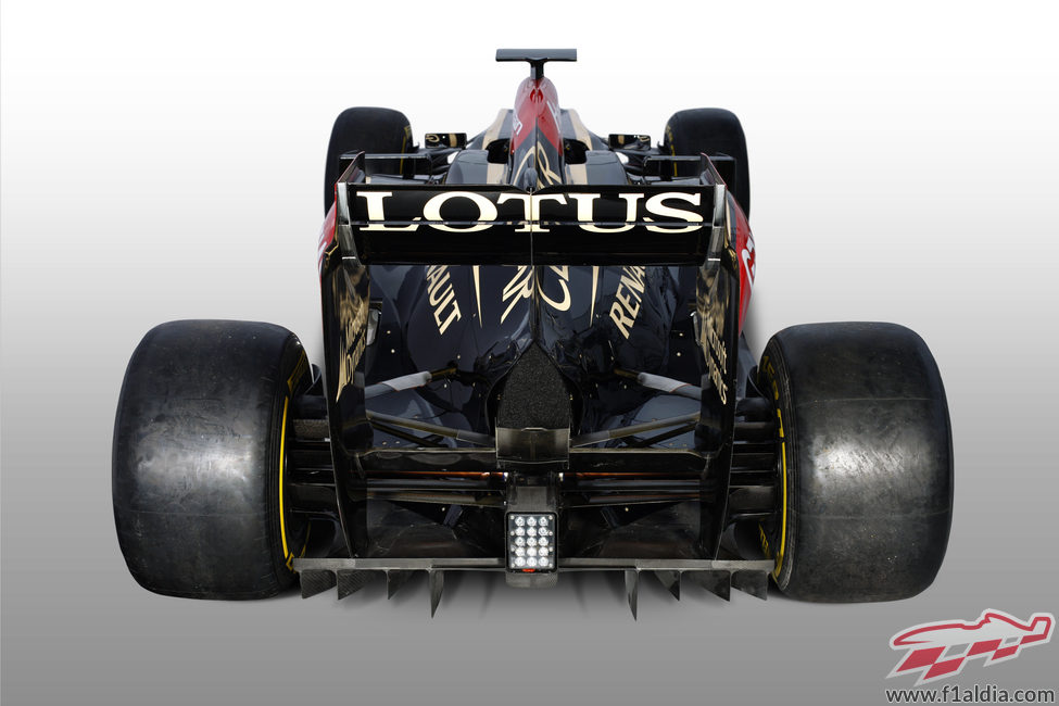 Vista trasera del E21, el Lotus de 2013
