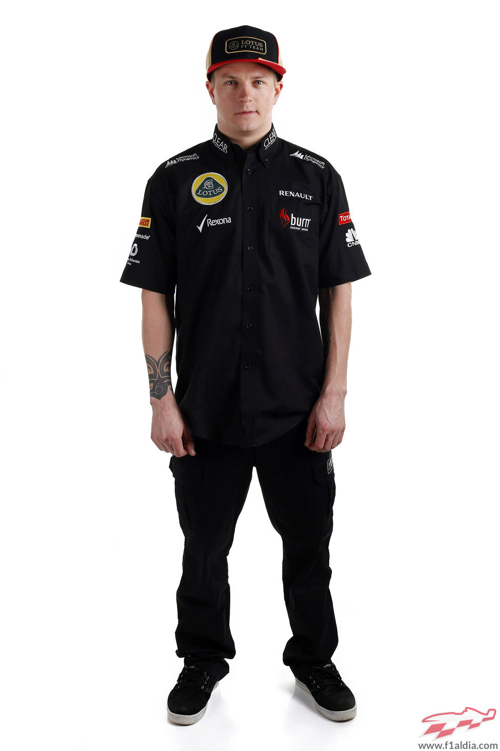 Kimi Räikkönen vestido con la ropa de Lotus para 2013