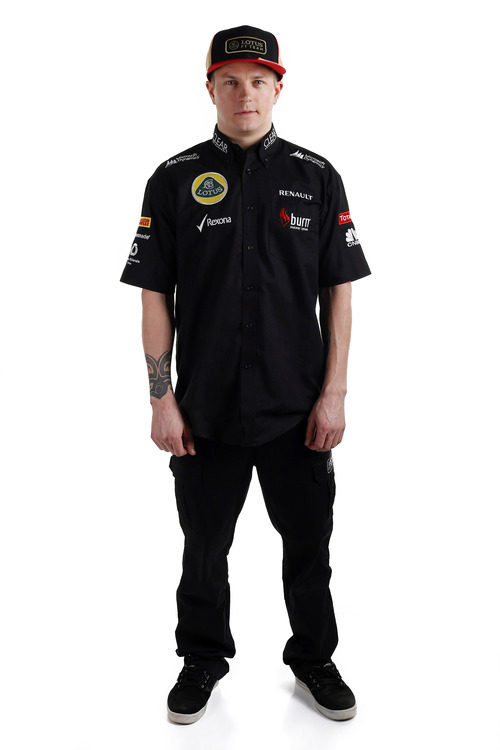 Kimi Räikkönen vestido con la ropa de Lotus para 2013