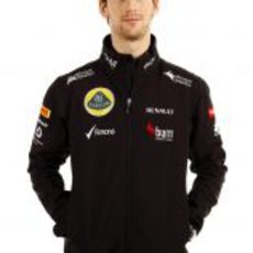 Romain Grosjean posa con la ropa de Lotus para 2013