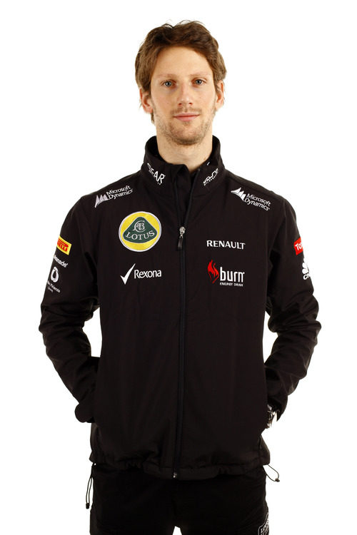 Romain Grosjean posa con la ropa de Lotus para 2013