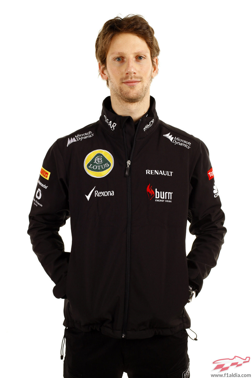 Romain Grosjean posa con la ropa de Lotus para 2013