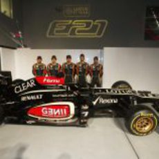 El Lotus E21 acompañado por los cinco pilotos del equipo