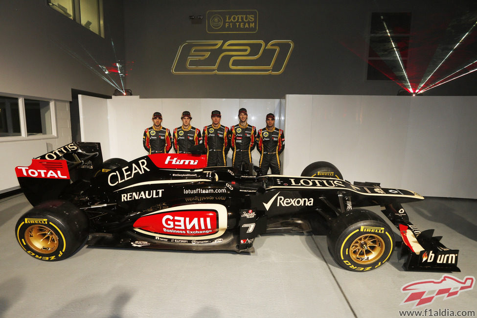 El Lotus E21 acompañado por los cinco pilotos del equipo