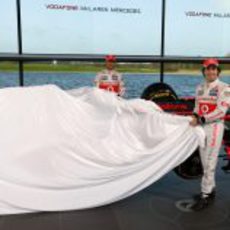 Jenson Button y Sergio Pérez destaparon el nuevo McLaren MP4-28