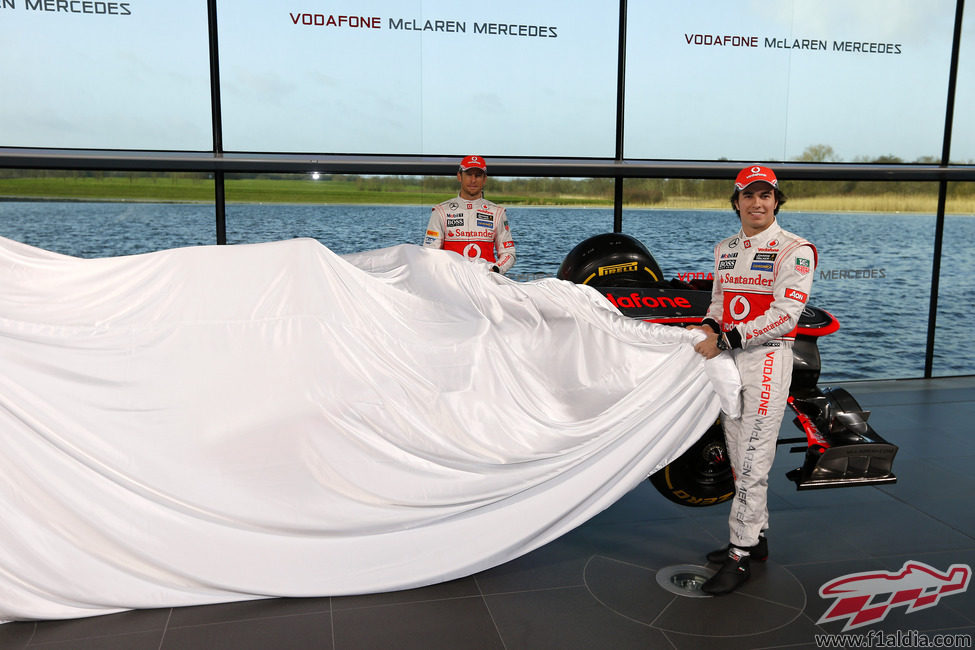 Jenson Button y Sergio Pérez destaparon el nuevo McLaren MP4-28