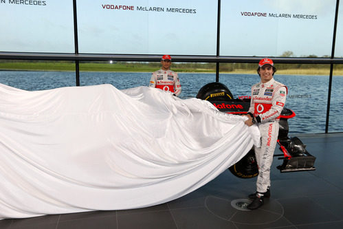 Jenson Button y Sergio Pérez destaparon el nuevo McLaren MP4-28