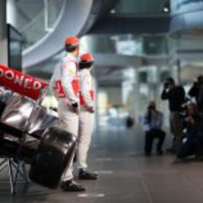 Jenson Button y Sergio Pérez junto al nuevo McLaren MP4-28 de 2013