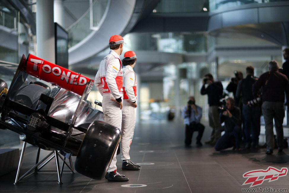 Jenson Button y Sergio Pérez junto al nuevo McLaren MP4-28 de 2013