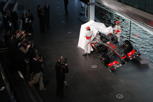 Sergio Pérez y Jenson Button destapan el McLaren MP4-28 de 2013