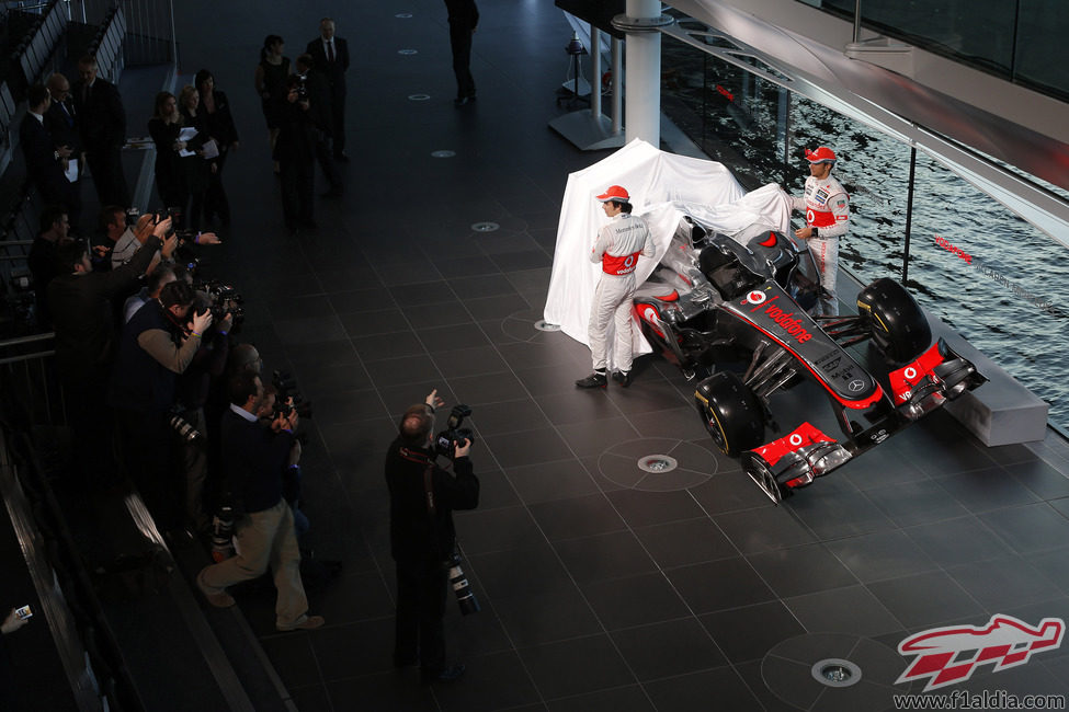 Sergio Pérez y Jenson Button destapan el McLaren MP4-28 de 2013