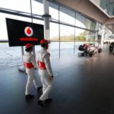 Jenson Button y Sergio Pérez caminan hacia el MP4-28 en Woking