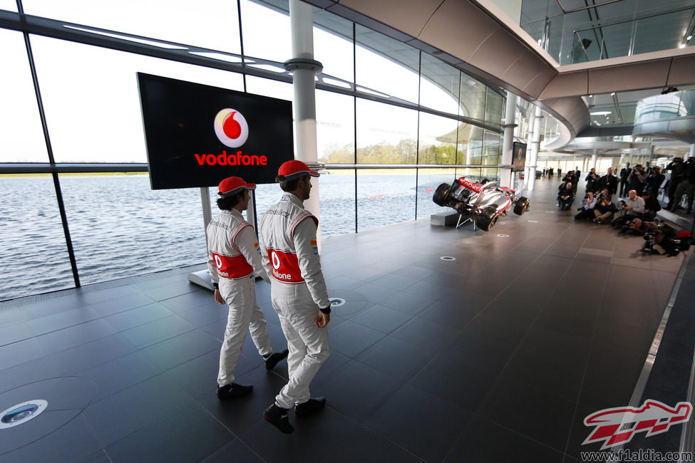 Jenson Button y Sergio Pérez caminan hacia el MP4-28 en Woking