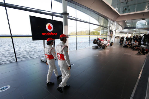 Jenson Button y Sergio Pérez caminan hacia el MP4-28 en Woking