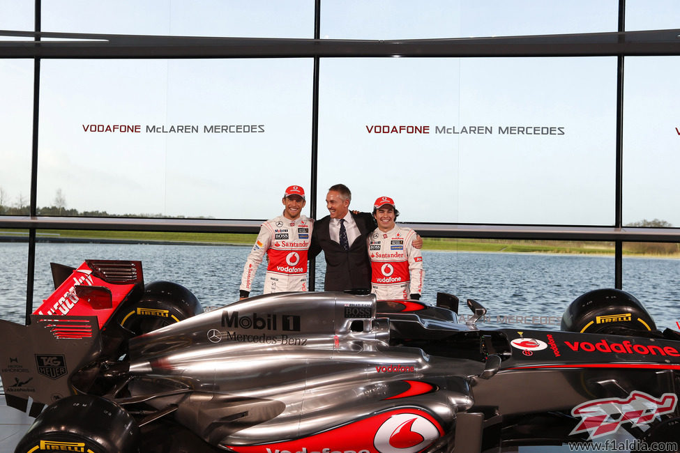 Button, Whitmarsh y Pérez muy alegres en la presentación del MP4-28