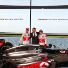 Button, Whitmarsh y Pérez muy alegres en la presentación del MP4-28