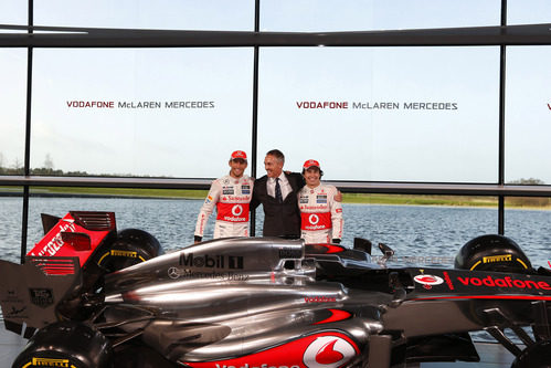 Button, Whitmarsh y Pérez muy alegres en la presentación del MP4-28